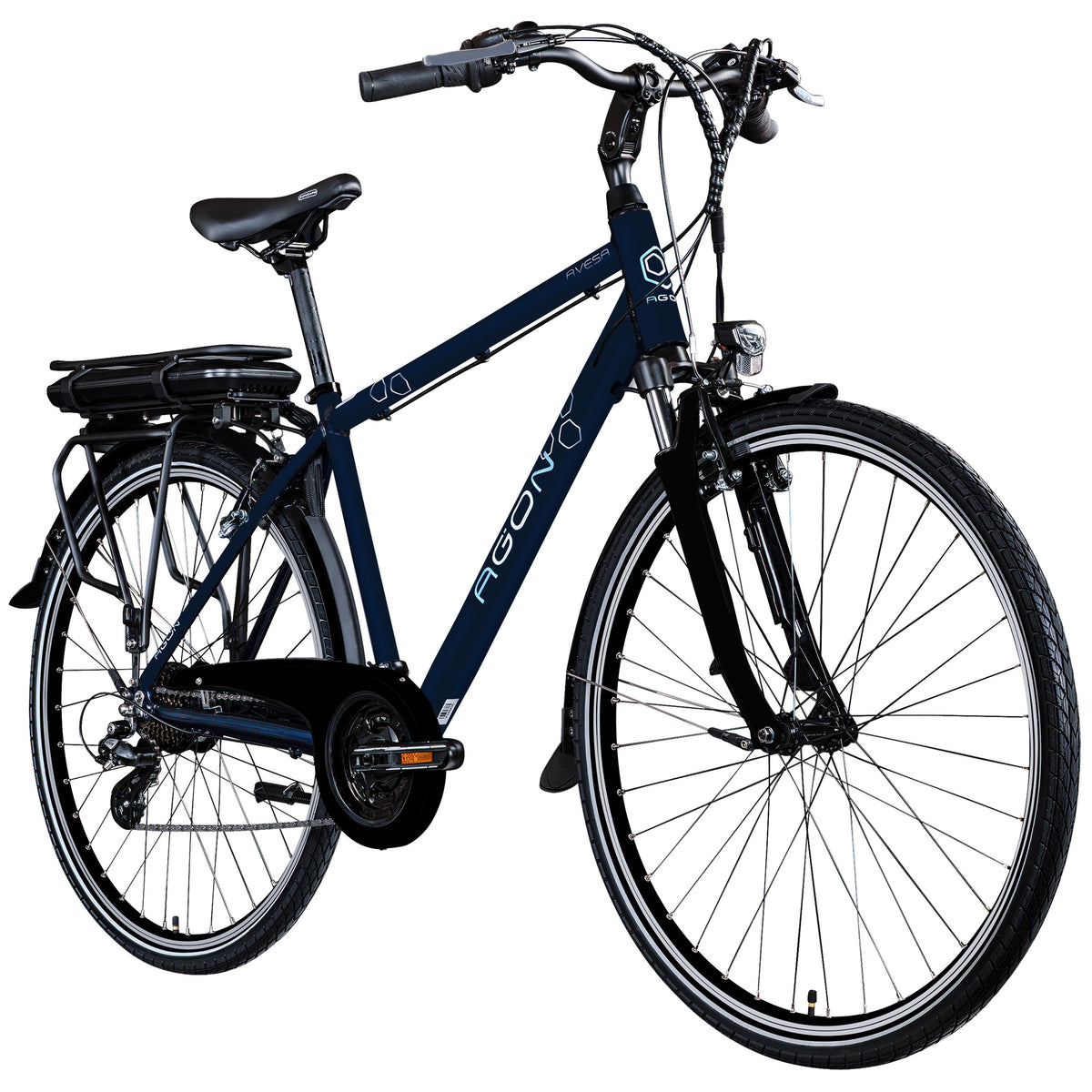 Schräge Vorderansicht des Agon Avesa E-Trekkingbikes mit Diamantrahmen, Gepäckträger-Akku und Kettenschaltung vor weißem Hintergrund.