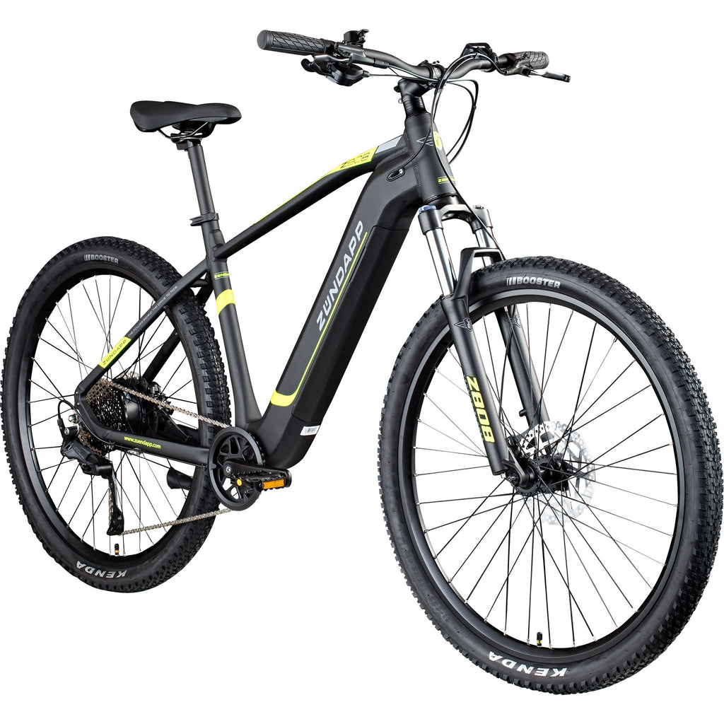 Zündapp E-Mountainbike Z808 in Schrägansicht von vorne rechts; sportliches Hardtail-Design mit integriertem Akku und Federgabel.